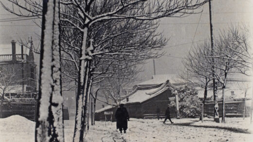 【jpg清晰版】雪花飘落人们行走在上海虹口区通山路.jpg