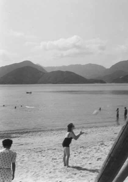 【jpg清晰版】露西·希拉齐与朋友在香港南湾海滩玩球.jpg