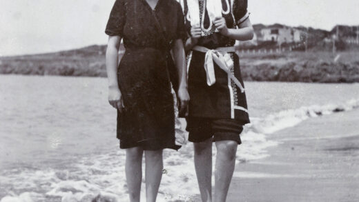 【jpg清晰版】青岛海滩上的女性1912年.jpg