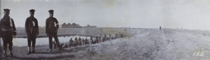 【jpg清晰版】革命军士兵在十公里处附近露营.jpg