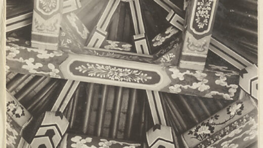 【jpg清晰版】颐和园建筑内部展示彩绘梁展示花卉和云彩图案.jpg