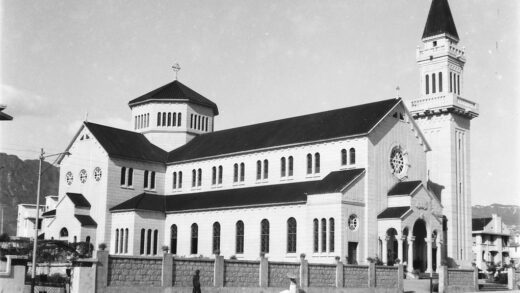 【jpg清晰版】香港九龙太子道与窝打老道交界处的圣德肋撒天主堂.jpg