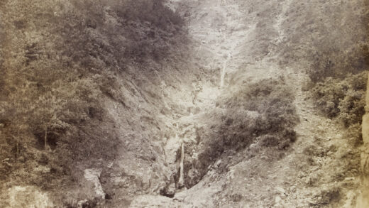 【jpg清晰版】香港太平山因暴风雨引发山体滑坡.jpg