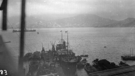 【jpg清晰版】香港港口一艘船停泊在码头.jpg
