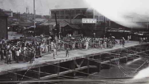 【jpg清晰版】驶离上海虹口汇山码头（o.s.k.wharf）的轮船抛洒彩带.jpg