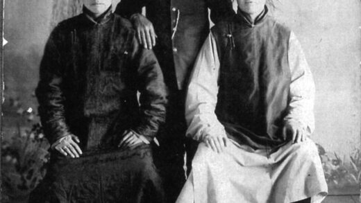 【jpg清晰版】鸟谷木久次、胡殿仕及一名员工天津1905年.jpg