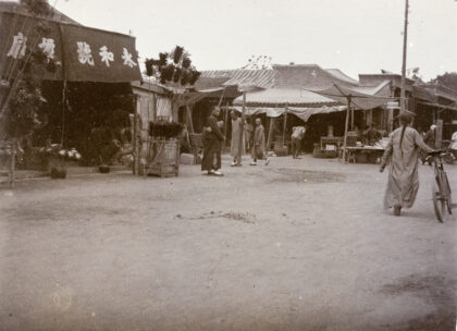 【jpg清晰版】鸡毛掸子店和骑自行车的人北京.jpg