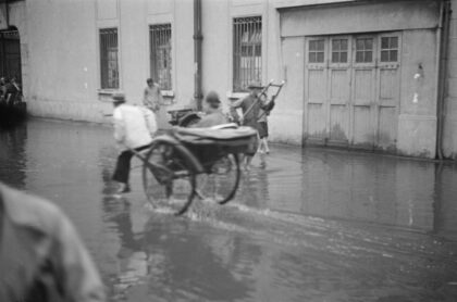 【jpg清晰版】黄包车驶过积水路段上海.jpg
