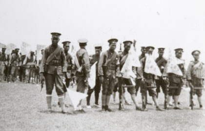 【jpg清晰版】黄埔军校学员手持横幅旗帜广州抗议集会1925年6月.jpg