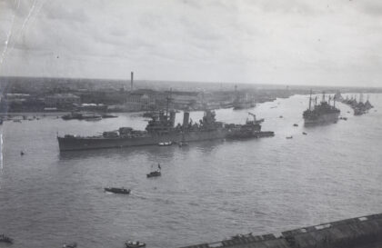 【jpg清晰版】黄浦江上的军舰行列上海1945年10月.jpg