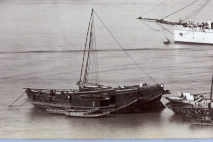 【jpg清晰版】黄浦江上的小型船只和杂物.jpg
