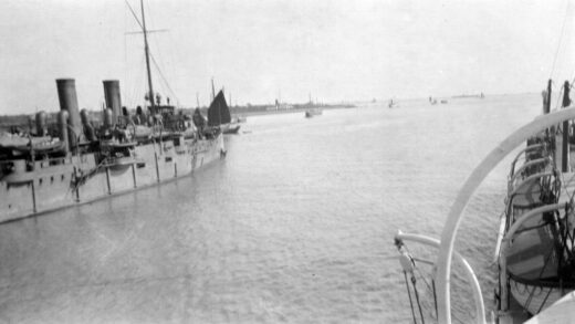 【jpg清晰版】黄浦江上的船只上海.jpg