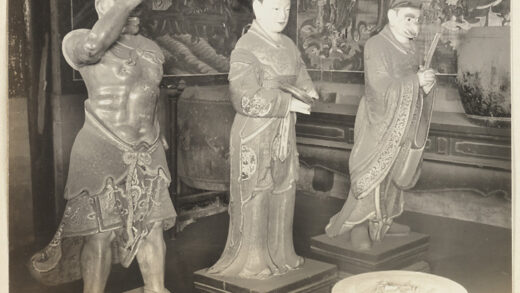 【jpg清晰版】黑龙潭神龛内部展示三个神龛雕像、鼓和两幅壁画细节.jpg