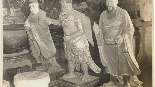 【jpg清晰版】黑龙潭神龛内部展示三个神龛雕像（一个有鸟嘴、翅膀和爪子）、乐器和两幅壁画细节.jpg