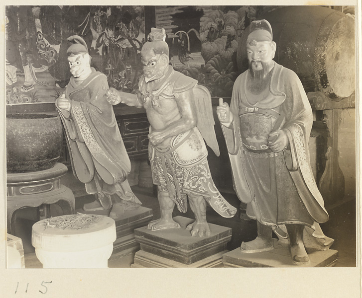 【JPG清晰版】黑龙潭神龛内部展示三个神龛雕像（一个有鸟嘴、翅膀和爪子）、乐器和两幅壁画细节