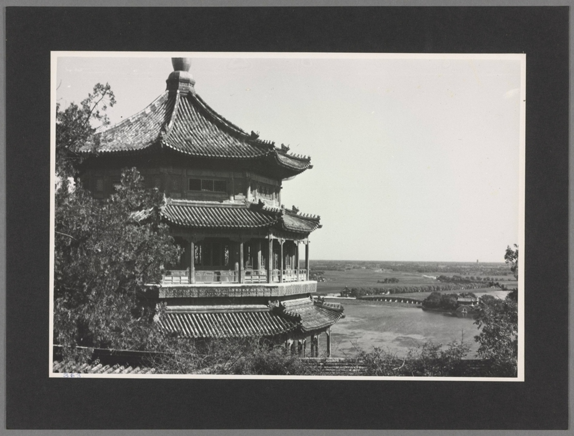 东望北京天际线白云塔颐和园
