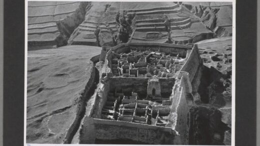 中国老照片华山六盘山河南风光有围墙定居点.jpg