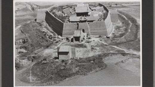 中国老照片华山六盘山河南风光有围墙定居点.jpg
