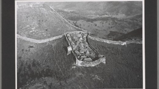 六盘山花岗岩农舍实石围墙与河南风光老照片.jpg