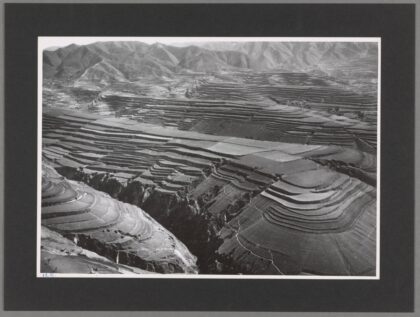 六盘山西北坡黄土山脊与废弃设防村落自西向东拍摄.jpg