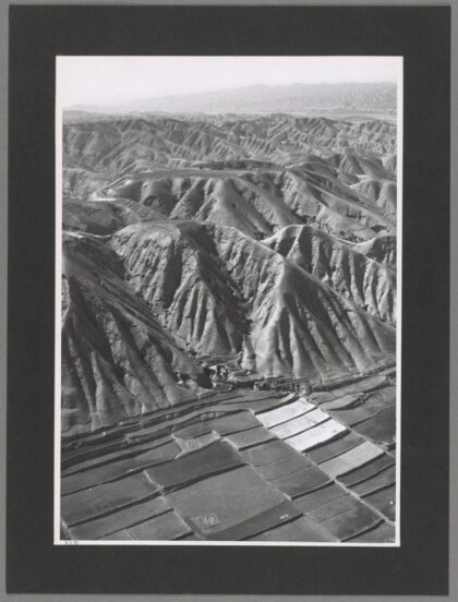六盘山西北黄土区临近兰州陡峭山顶耕作废弃设防村落老照片.jpg