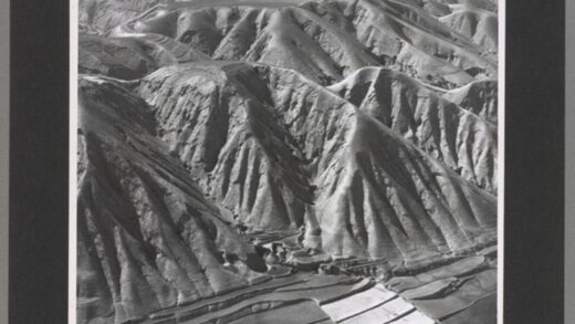 六盘山西北黄土区临近兰州陡峭山顶耕作废弃设防村落老照片.jpg