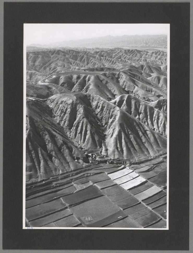 六盘山西北黄土区临近兰州陡峭山顶耕作废弃设防村落老照片
