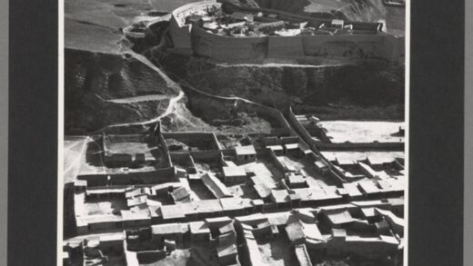 六盘山西北黄土地区西安兰州间围墙通道通往防御工事废弃设防村落老照片.jpg