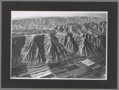 六盘山西北黄土阶地与峡谷.jpg
