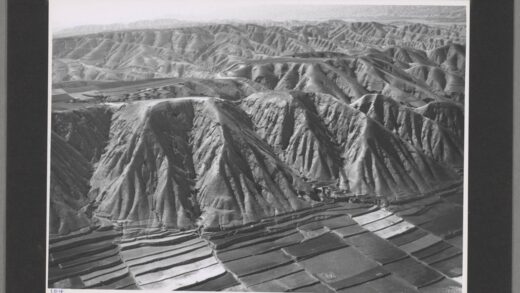 六盘山西北黄土阶地与峡谷.jpg
