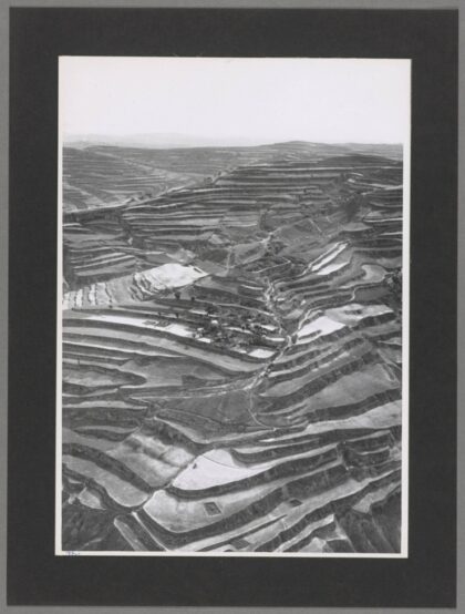 六盘山西北黄土阶地与峡谷梯田.jpg
