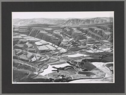 六盘山西北黄土阶地与峡谷老照片.jpg
