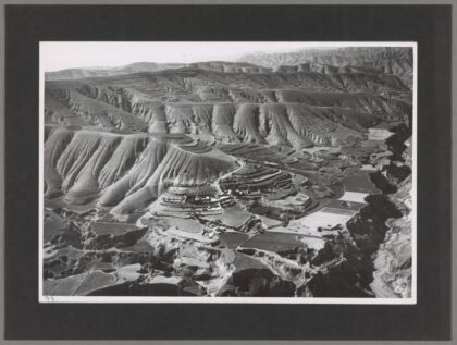 六盘山西北黄土阶地与峡谷防御堡垒及农民避难老照片.jpg