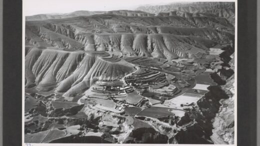 六盘山西北黄土阶地与峡谷防御堡垒及农民避难老照片.jpg
