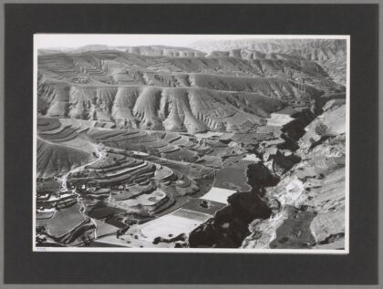 六盘山西北黄土阶地与峡谷防御工事老照片.jpg