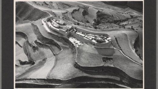 六盘山西北黄土阶地梯田与围墙村落老照片.jpg