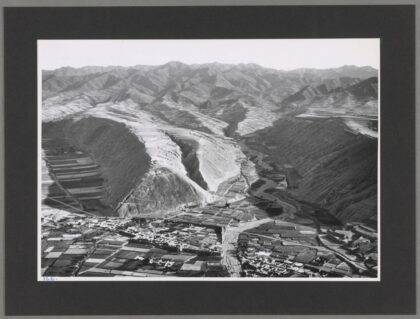 六盘山西静宁黄土堆积山路通往平凉废弃设防村落老照片.jpg