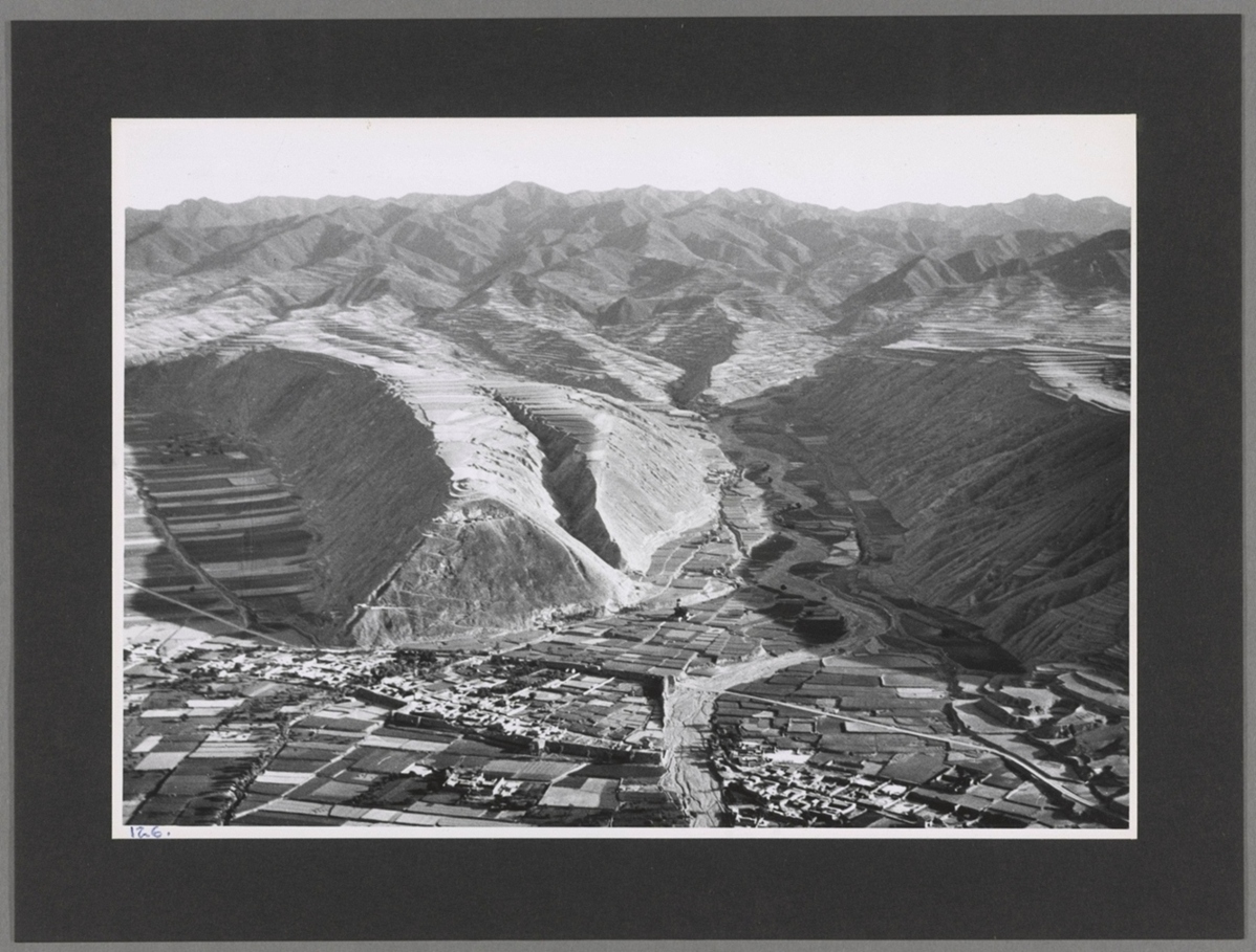 六盘山西静宁黄土堆积山路通往平凉废弃设防村落老照片
