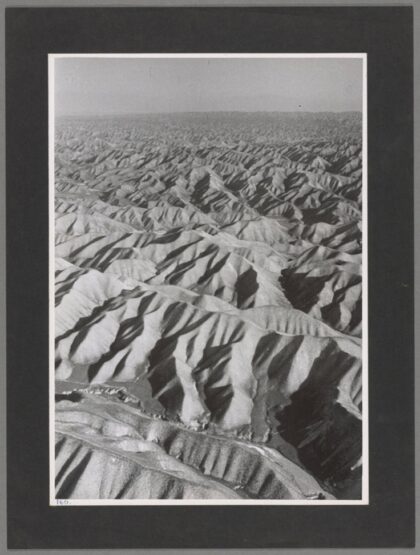 兰州东北未垦黄土丘壑黄河谷地老照片.jpg