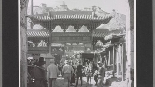 兰州城中心街景欧洲人副驾驶乘客老照片.jpg