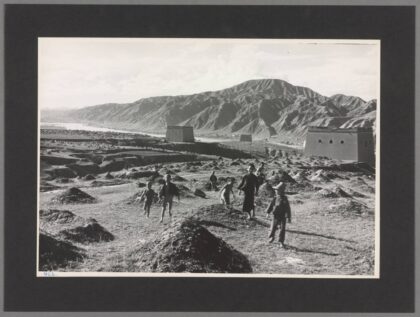 兰州山丘堡垒坟茔与黄河老照片.jpg