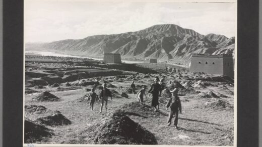 兰州山丘堡垒坟茔与黄河老照片.jpg