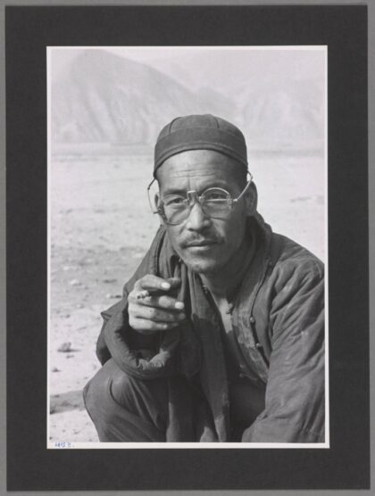 兰州戴眼镜的识字男子老照片.jpg