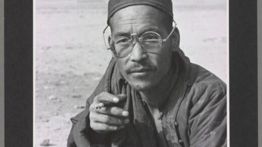 兰州戴眼镜的识字男子老照片.jpg