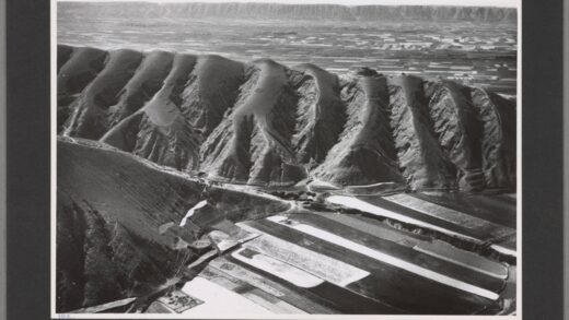 兰州河谷黄土山峦与六盘山西北黄土阶地峡谷.jpg