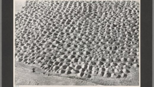 兰州黄河谷地黄土山脉贫农之墓老照片.jpg