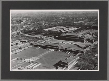 北京城墙斜坡前使馆区紫禁城鸟瞰左侧北京饭店老照片.jpg