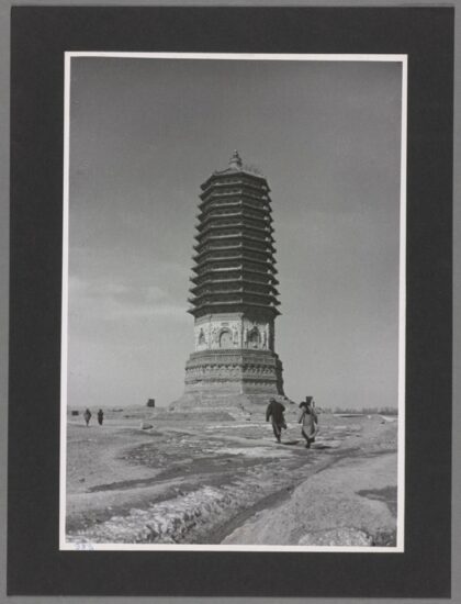 北京白云塔1500年历史十三层八角形悬银铃老照片.jpg