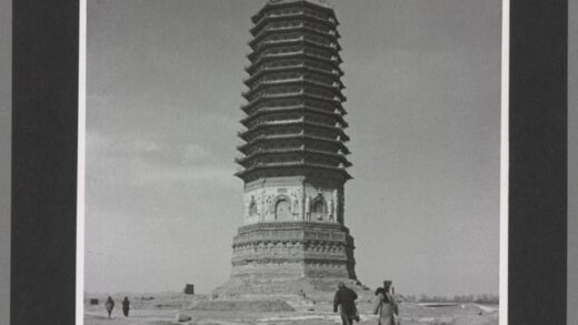 北京白云塔1500年历史十三层八角形悬银铃老照片.jpg