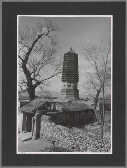 北京白云塔1500年历史十三层八角结构悬银铃老照片.jpg